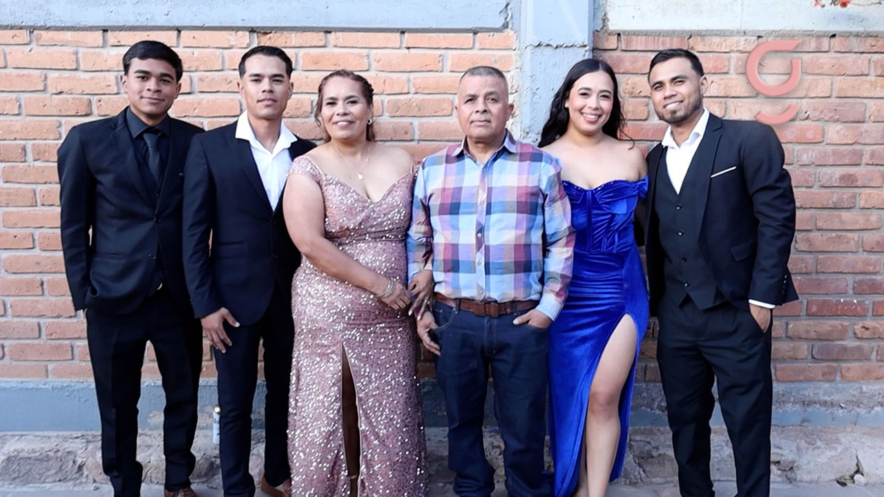 ¡La señora Carmen celebra sus 50 años con una gran fiesta familiar!