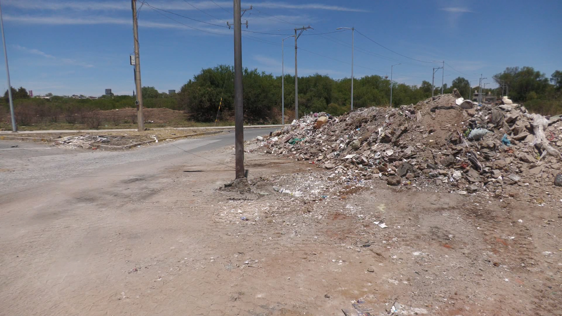 Vecinos reinciden en tirar basura tras limpieza en glorieta de la Avenida de los Doctores