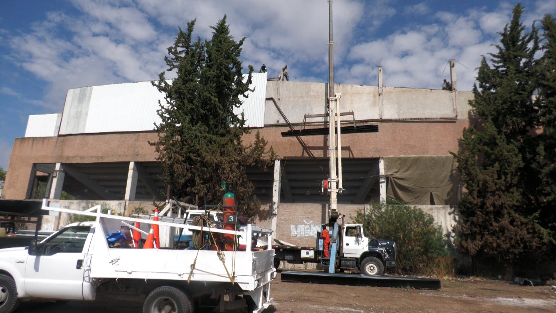 Cambian techumbre del Gimnasio Nico Varela y donarán láminas a familias de Trujillo