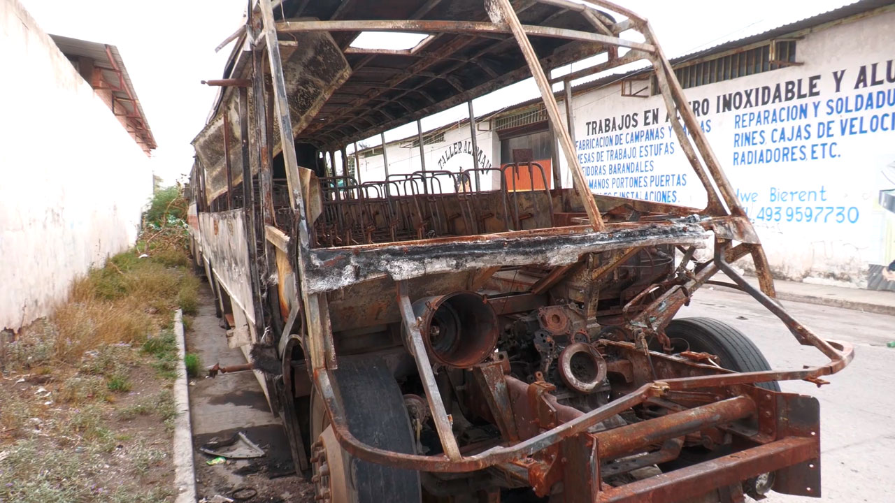 Yonque urbano: transporte público abandonado invade la calle Arteaga 