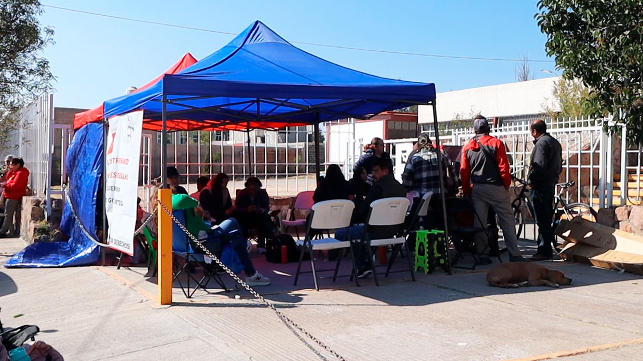 Docentes toman la Secretaría de Educación en Fresnillo; rechazan federalización de la nómina y alertan riesgos laborales 