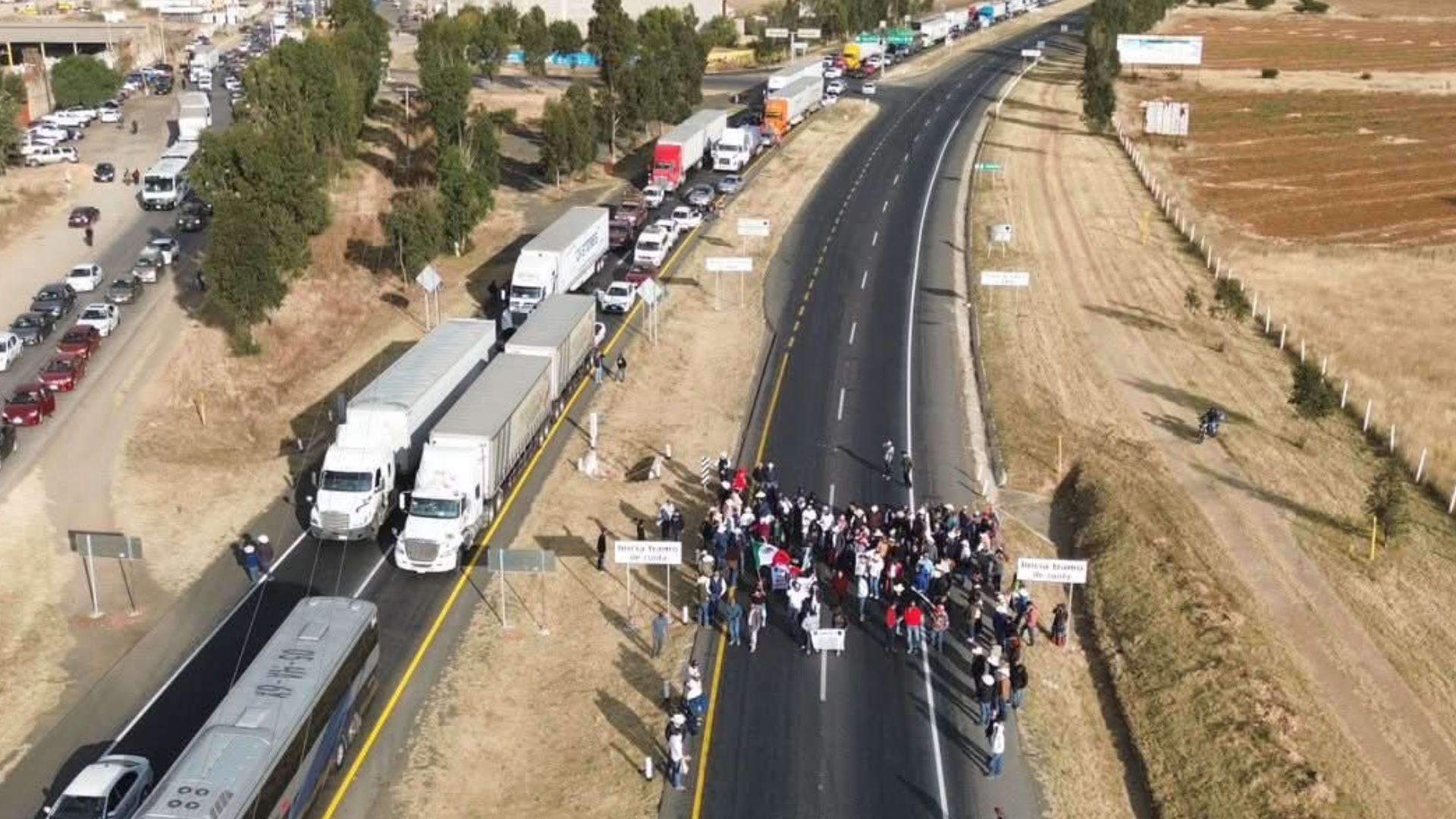 Bloquean carreteras en Zacatecas integrantes de la Unión de Pozos Agrícolas